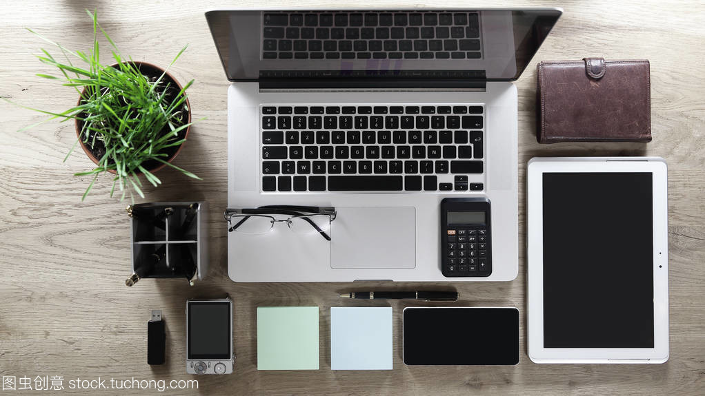 木桌之上 辦公設備、眼鏡與用品的秩序美學